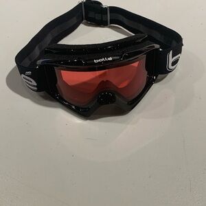 Bolle snow board/ ski Goggles with Black Frame and Red Lens